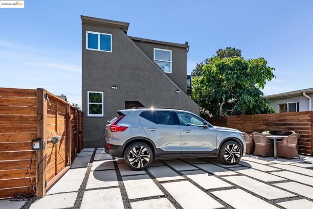 4015 Rhoda Ave, Oakland CA: https://media.crmls.org/mediaz/4e340e3b-2a7d-4be9-ad2c-94fc4a2faf21.jpg