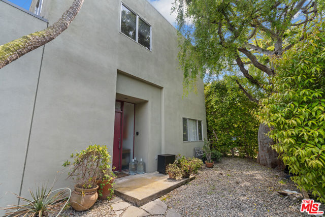 550 Indiana Avenue, Venice CA: https://media.crmls.org/mediaz/4e341035-16f1-4e72-8141-8e314ad80de0.jpg