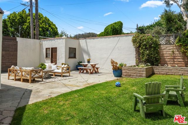 2218 Pearl Street, Santa Monica CA: https://media.crmls.org/mediaz/4e346bb0-6fd1-4288-a1d6-10c333b4f4f1.jpg