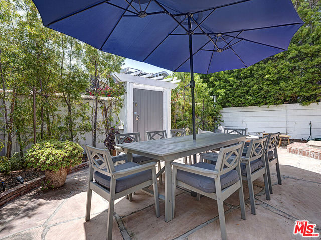 111 Dudley Avenue, Venice CA: https://media.crmls.org/mediaz/4e355fd9-136f-4717-9a83-1ef81a607423.jpg