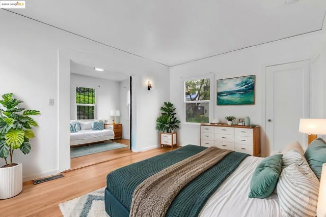 2340 Virginia St, Berkeley CA: https://media.crmls.org/mediaz/4e359422-cc2e-4824-bcc0-cdb45ca42584.jpg