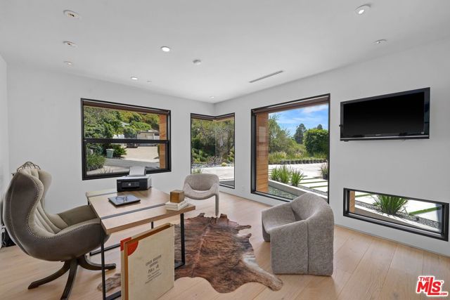 455 Castle Place, Beverly Hills CA: https://media.crmls.org/mediaz/4e36ba10-4bba-45a7-afae-28ed073f5336.jpg
