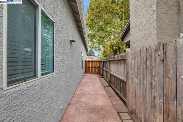 9193 Bungalow Way, Elk Grove CA: https://media.crmls.org/mediaz/4e36f8c2-fe03-4551-95d6-786395250104.jpg
