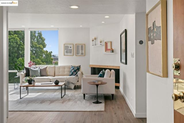 383 Staten Ave, Oakland CA: https://media.crmls.org/mediaz/4e38ebef-029f-4609-b1a5-f079d1d81969.jpg