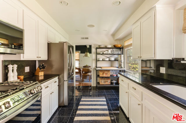 5635 S Chariton Avenue, Los Angeles CA: https://media.crmls.org/mediaz/4e395f90-cc75-4eaa-922a-0d21b3c78089.jpg