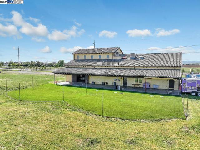 8091 Balfour Rd, Brentwood CA: https://media.crmls.org/mediaz/4e3aa116-c05d-4a82-9550-84217caf9392.jpg