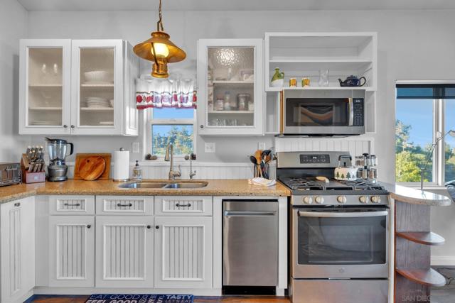 555 Manzanita Dr, Julian CA: https://media.crmls.org/mediaz/4e3b47ab-6f39-48cf-b3a6-b2f8089aea38.jpg