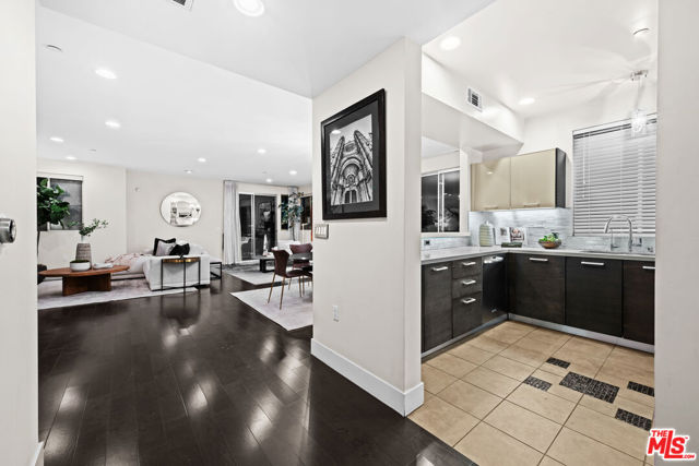 1411 N Detroit Street, Los Angeles CA: https://media.crmls.org/mediaz/4e3b596b-2725-40e4-9dfa-6091eb9c25fc.jpg