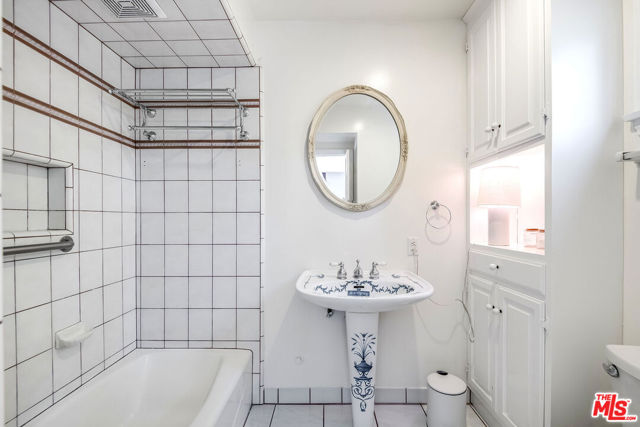 4654 Denny Avenue, Toluca Lake CA: https://media.crmls.org/mediaz/4e3b60f1-2053-47bb-b60e-83bd22932fd4.jpg