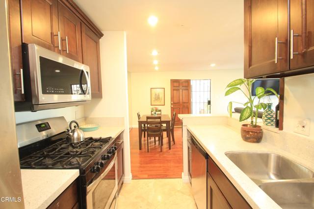 Detail Gallery Image 5 of 46 For 5700 Etiwanda Ave #123,  Tarzana,  CA 91356 - 3 Beds | 2 Baths