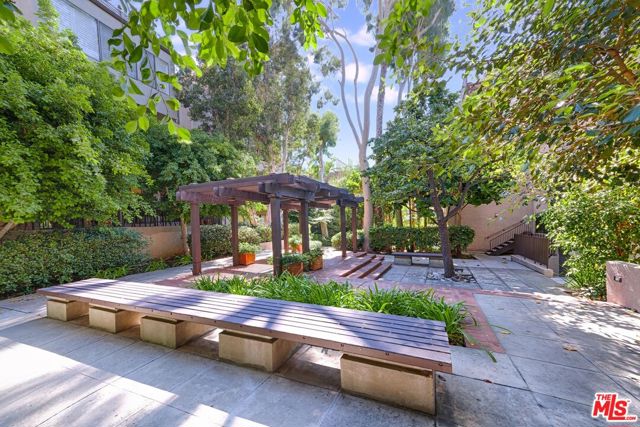 950 N Kings Road, West Hollywood CA: https://media.crmls.org/mediaz/4e3e68e9-afb9-4804-93eb-59db65c0d596.jpg