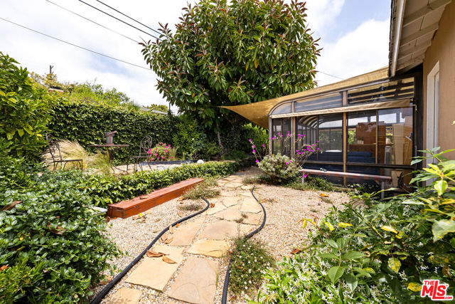 11419 Francis Place, Los Angeles CA: https://media.crmls.org/mediaz/4e3ec019-ae49-401e-851f-bbff4ab4b10a.jpg