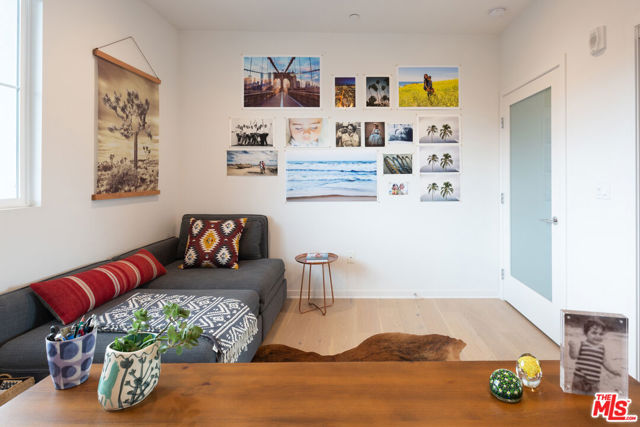4240 Laurel Canyon Boulevard, Studio City CA: https://media.crmls.org/mediaz/4e3f4dc5-ef89-4608-aa32-3a0b2f805498.jpg