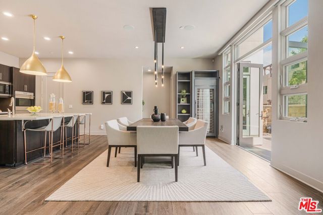 13042 W North Icon Circle, Playa Vista CA: https://media.crmls.org/mediaz/4e3fbe01-c115-45b9-93b5-003bd0698679.jpg