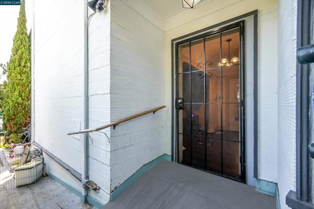 2510 E 21st ST, Oakland CA: https://media.crmls.org/mediaz/4e409457-0ea4-41ab-86fd-a473b58f833f.jpg