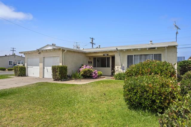 742 Jefferson Avenue, Chula Vista CA: https://media.crmls.org/mediaz/4e40c66c-e5a0-4669-88d5-e88c0c9f4aa9.jpg