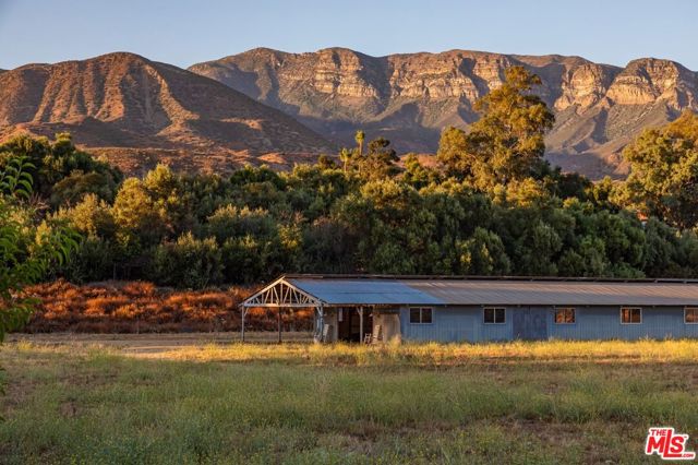 10999 Ojai Santa Paula Road, Ojai CA: https://media.crmls.org/mediaz/4e415f9c-cf46-44cd-a126-072de78358d7.jpg