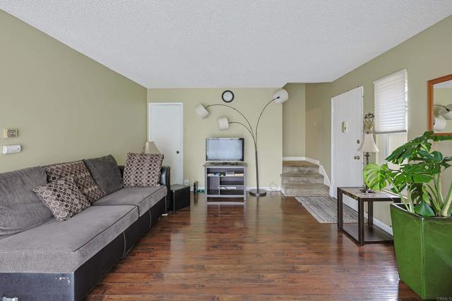 6872 Quebec Court, San Diego CA: https://media.crmls.org/mediaz/4e419ded-4e90-40e1-af9b-1b19775e2a0f.jpg