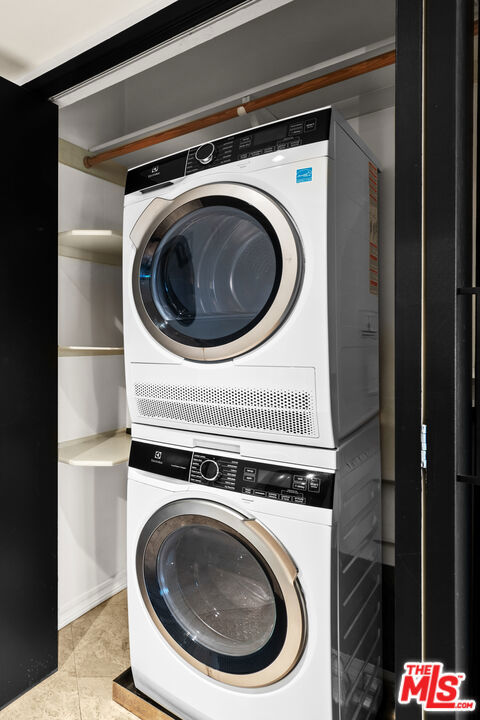 949 N Kings Road, West Hollywood CA: https://media.crmls.org/mediaz/4e41a829-0c95-4991-af78-36219a696036.jpg
