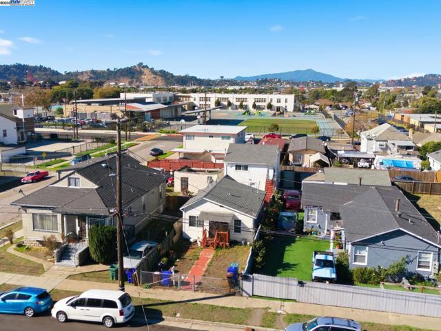 261 S 13th St, Richmond CA: https://media.crmls.org/mediaz/4e41db73-7880-4f3a-b33f-e172ef13b344.jpg