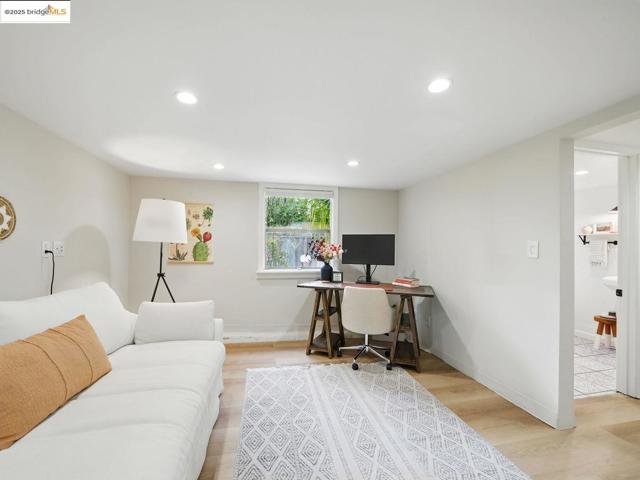 3712 Maple AVE, Oakland CA: https://media.crmls.org/mediaz/4e42874d-a22a-4f18-a33c-add424720f2b.jpg