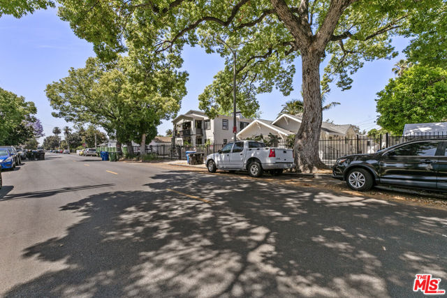 3915 1/2 S Budlong Avenue, Los Angeles CA: https://media.crmls.org/mediaz/4e42b83a-487c-46ab-b667-4b5066a545de.jpg