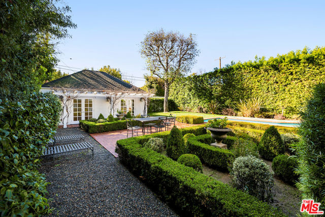 615 Trenton Drive, Beverly Hills CA: https://media.crmls.org/mediaz/4e43100a-cc28-4350-964f-906c14190bcf.jpg
