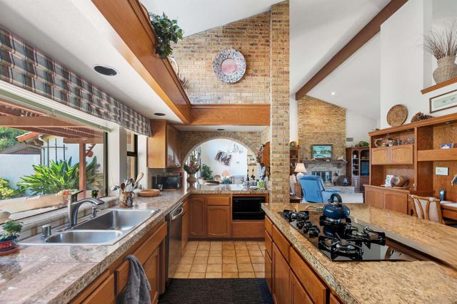 12982 Polvera Ct, San Diego CA: https://media.crmls.org/mediaz/4e433d9f-f432-4f64-9ec5-f3b4de2bf679.jpg