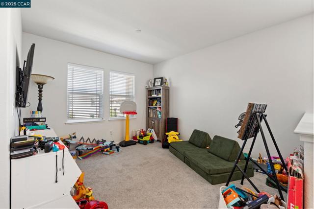 158 Wooley Creek Way, Brentwood CA: https://media.crmls.org/mediaz/4e43779d-2741-4802-bc87-b1180bdcb5df.jpg