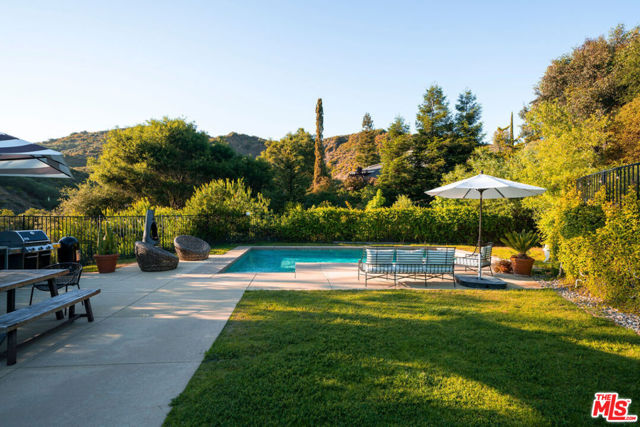 25761 Vista Verde Drive, Calabasas CA: https://media.crmls.org/mediaz/4e43af32-18e1-4da1-877e-9edd5823045a.jpg