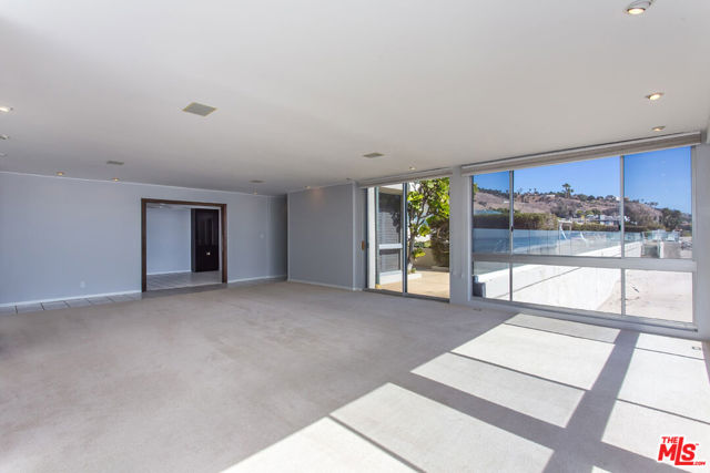22548 PACIFIC COAST Highway, Malibu CA: https://media.crmls.org/mediaz/4e449c9c-a21d-41af-8193-d0ee1ea09f67.jpg