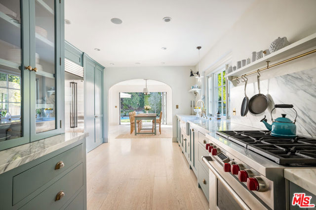 1801 San Ysidro Drive, Beverly Hills CA: https://media.crmls.org/mediaz/4e4596f4-01a4-478b-b129-01a5ab500f85.jpg