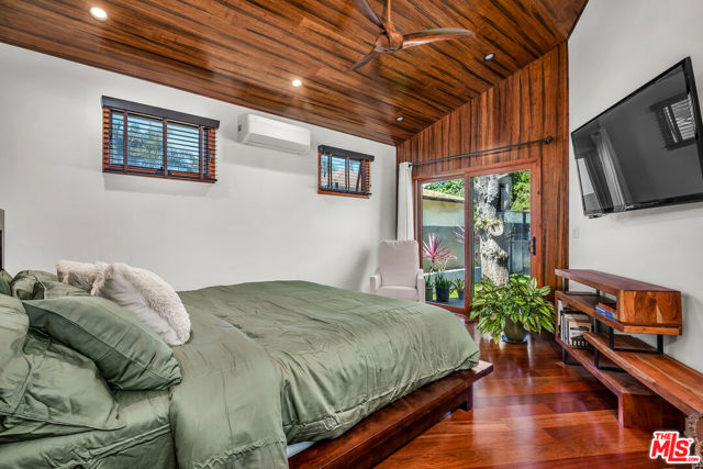 4450 Campbell Drive, Los Angeles CA: https://media.crmls.org/mediaz/4e46fc89-5a1c-409c-ba99-b799f7ffadd6.jpg