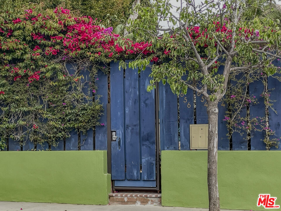 https://media.crmls.org/mediaz/4e47f8cc-9e1d-4da1-b5aa-9748e5ae43ee.jpg?preset=X-Large