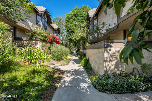 8235 Mason Avenue, Winnetka CA: https://media.crmls.org/mediaz/4e48147d-bfe2-4e3e-b3c1-45cbc92eeaa8.jpg