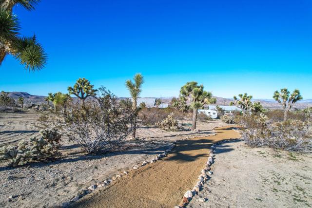 59800 Onaga Trail, Joshua Tree CA: https://media.crmls.org/mediaz/4e48a4c2-25a7-4fcd-890e-738532b9a398.jpg
