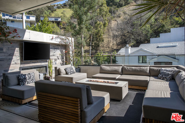8145 Willow Glen Road, Los Angeles CA: https://media.crmls.org/mediaz/4e48faed-8193-458b-9952-1caa743750bf.jpg