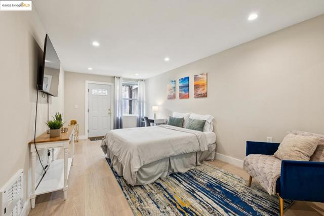 1537 Revere AVE, San Francisco CA: https://media.crmls.org/mediaz/4e49694c-7bbd-4689-98a2-952e727fb26a.jpg