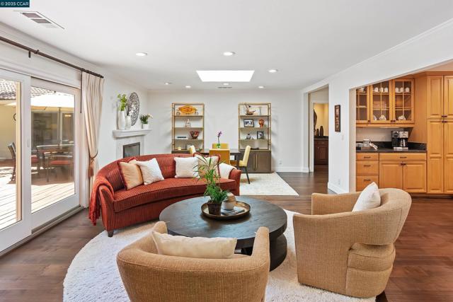 2142 Deer Oak Way, Danville CA: https://media.crmls.org/mediaz/4e4a2107-9caa-4e34-baf4-a48e8673cde7.jpg
