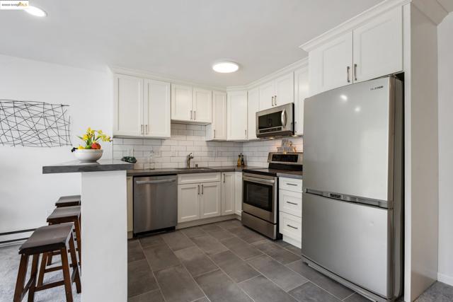 5 Admiral Dr, Emeryville CA: https://media.crmls.org/mediaz/4e4a9611-0160-4882-bbdd-d106b5184766.jpg