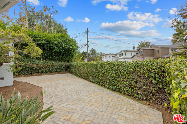 210 S Bundy Drive, Los Angeles CA: https://media.crmls.org/mediaz/4e4b044c-2008-49c5-9a08-8353327ec562.jpg