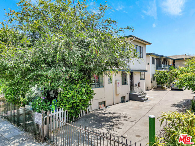 4412 Lockwood Avenue, Los Angeles CA: https://media.crmls.org/mediaz/4e4b77f3-08e3-4507-8dd0-0dcea5b83b40.jpg