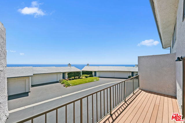 29672 Zuma Bay Way, Malibu CA: https://media.crmls.org/mediaz/4e4bb325-75db-4984-9e55-daee9a505c99.jpg
