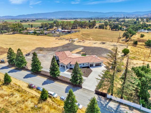 10055 Foothill Avenue, Gilroy CA: https://media.crmls.org/mediaz/4e4c7dfe-82a2-41ff-88da-4d3fa83f2c6f.jpg
