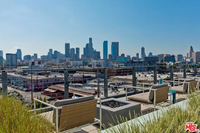 530 S Hewitt Street, Los Angeles CA: https://media.crmls.org/mediaz/4e4d5b8a-1174-485f-a555-72c50cd39ea5.jpg