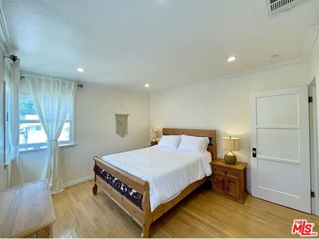 816 17th Street, Santa Monica CA: https://media.crmls.org/mediaz/4e4d5c43-e499-4564-868f-eebf80cbf87f.jpg