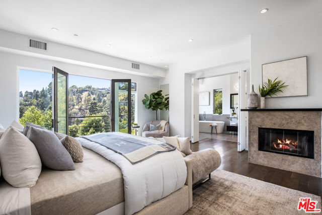 1642 Lindacrest Drive, Beverly Hills CA: https://media.crmls.org/mediaz/4e4dcda8-4c15-4453-a0c5-72202792e303.jpg