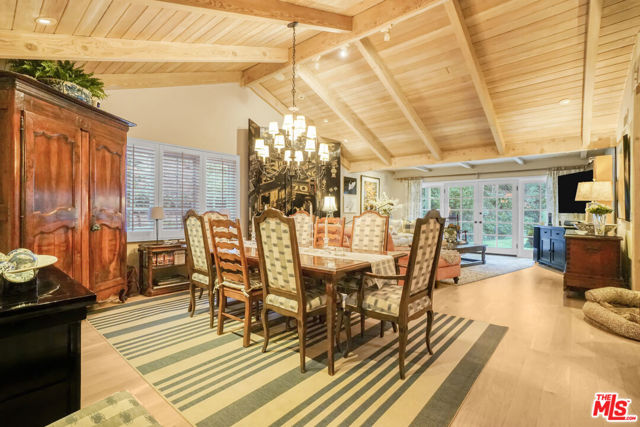 9420 Eden Drive, Beverly Hills CA: https://media.crmls.org/mediaz/4e4e7829-3d82-433d-8f09-6982a04e999b.jpg