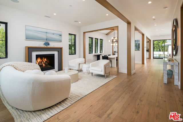 4253 Costello Avenue, Sherman Oaks CA: https://media.crmls.org/mediaz/4e4eb1c1-1618-4270-820f-7f540c5c0a4c.jpg