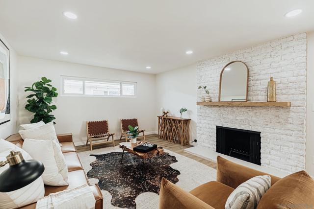 3624 Governor Dr, San Diego CA: https://media.crmls.org/mediaz/4e4f3bc7-c5a8-4632-9314-624b672874e9.jpg